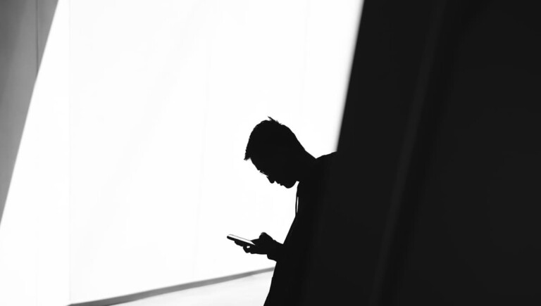 Pescoço de SMS: o celular está interferindo na sua postura?