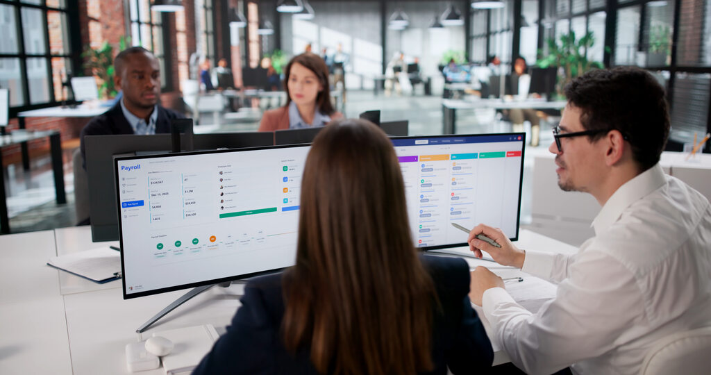 Pessoas em escritório realizando MBA em Gestão Tributária EAD.