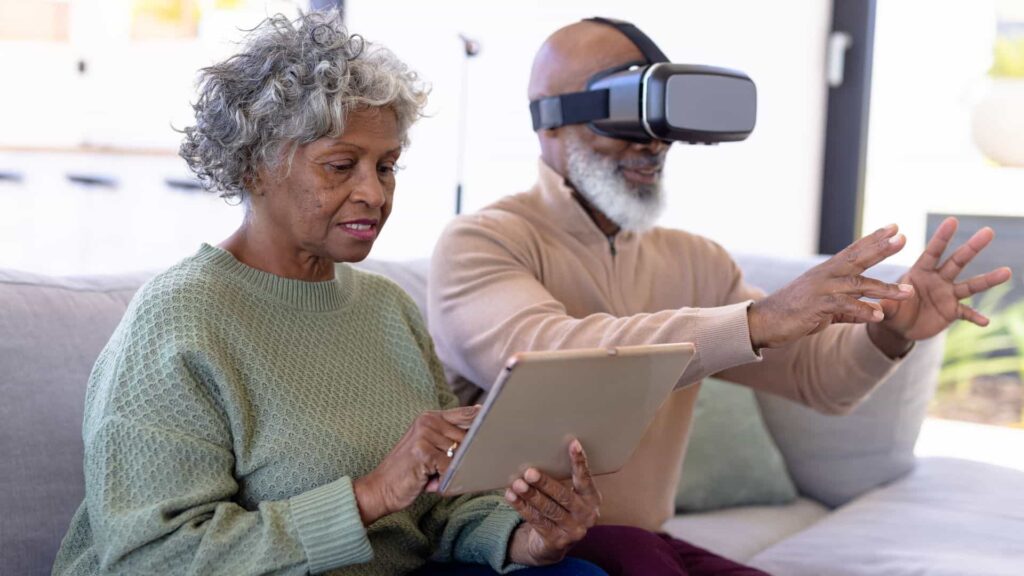 Casal de idosos brinca com VR e tablet em um esforço de aprender Ciência de Dados.