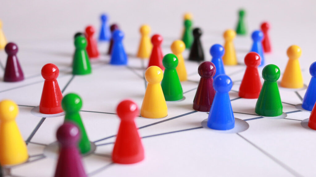 Imagem de peças coloridas conectadas por fios para simbolizar as conexões quando se desenvolve o networking