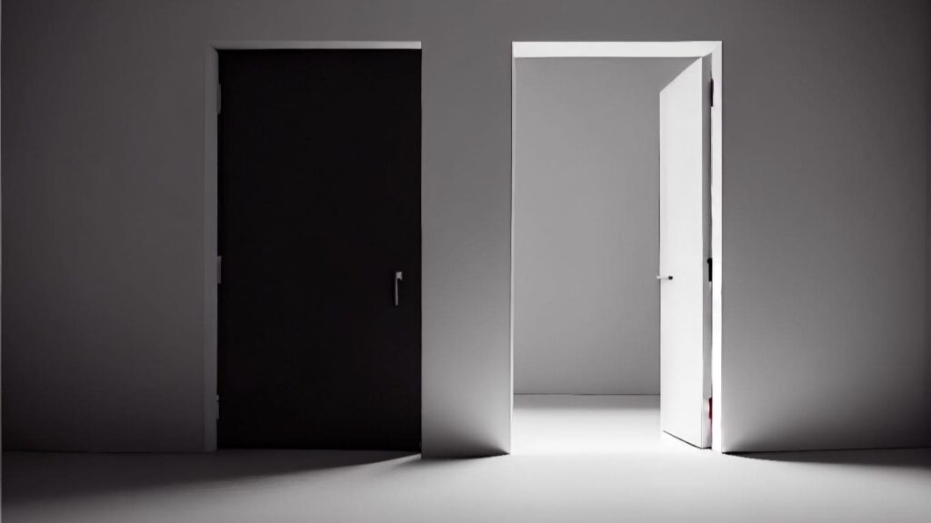 Imagem de duas portas, uma aberta e outra fechada, em analogia à procura de pessoas sobre como mudar.