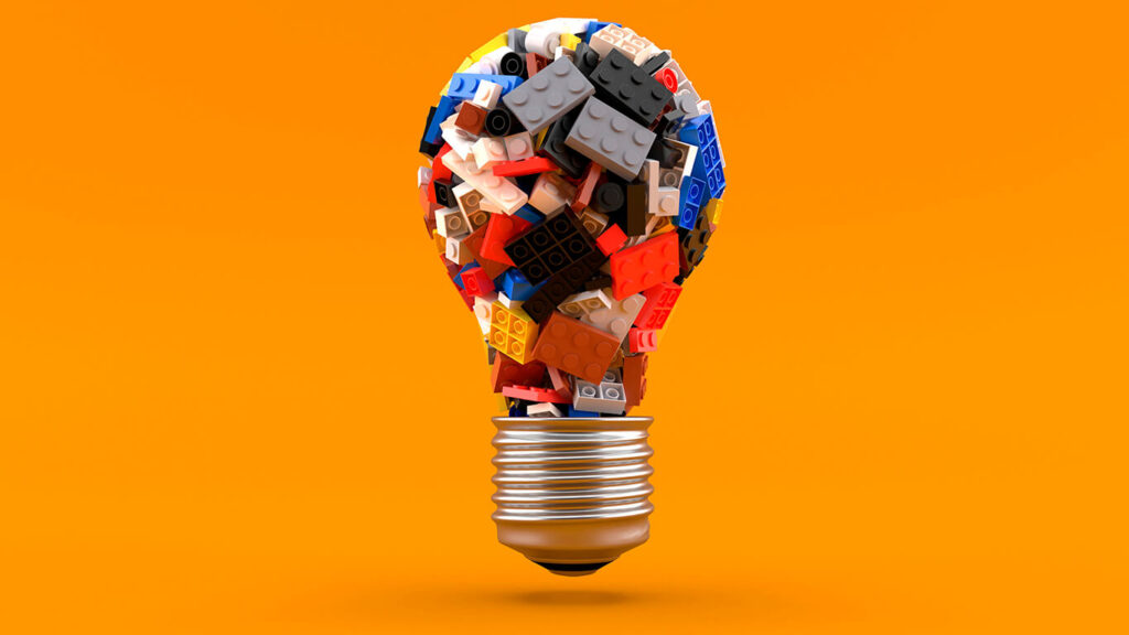Figura de uma lâmpada feita de legos, representando a marca e suas ideias e investimentos em experiência do cliente
