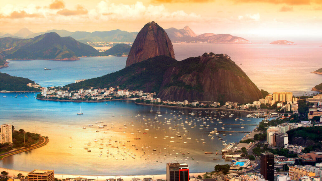 A imagem mostra o Monumento Natural dos Morros do Pão de Açúcar e da Urca, no Rio de Janeiro, local onde acontecerá o Web Summit.