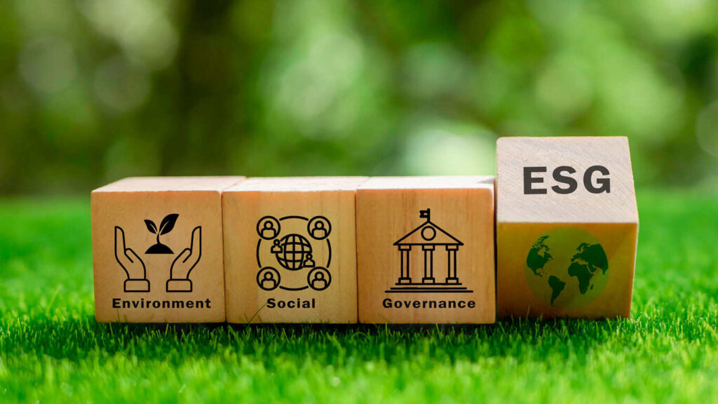 Imagem apresentando 4 cubos com as seguintes escritas: Environment, Social, Governance e ESG.