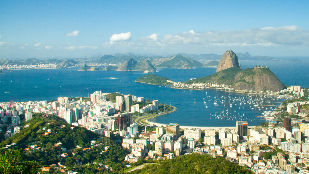 Imagem aérea da cidade do Rio de Janeiro, onde acontecerá o Web Summit Rio, mostrando a Baía de Guanabara e o Pão de Açúcar .