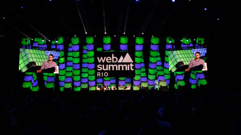 Foto de palco do Web Summit Rio 2024, onde novas tebdências tecnológicas foram discutidas.