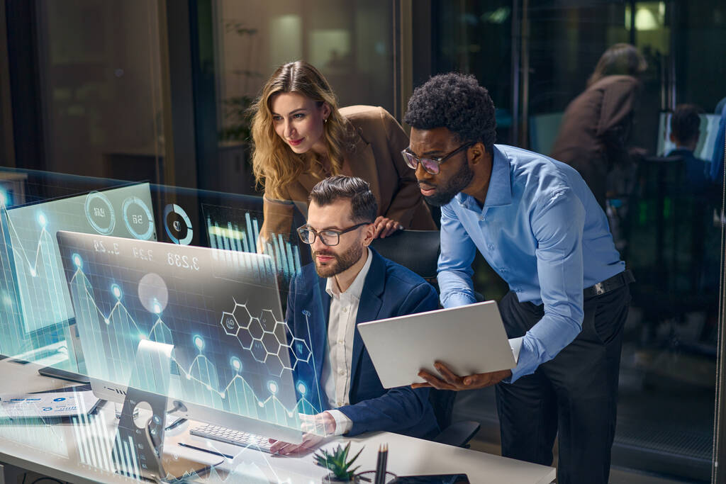 Três pessoas utilizando computadores e ferramentas digitais para participar de MBA em Data Science e Analytics.