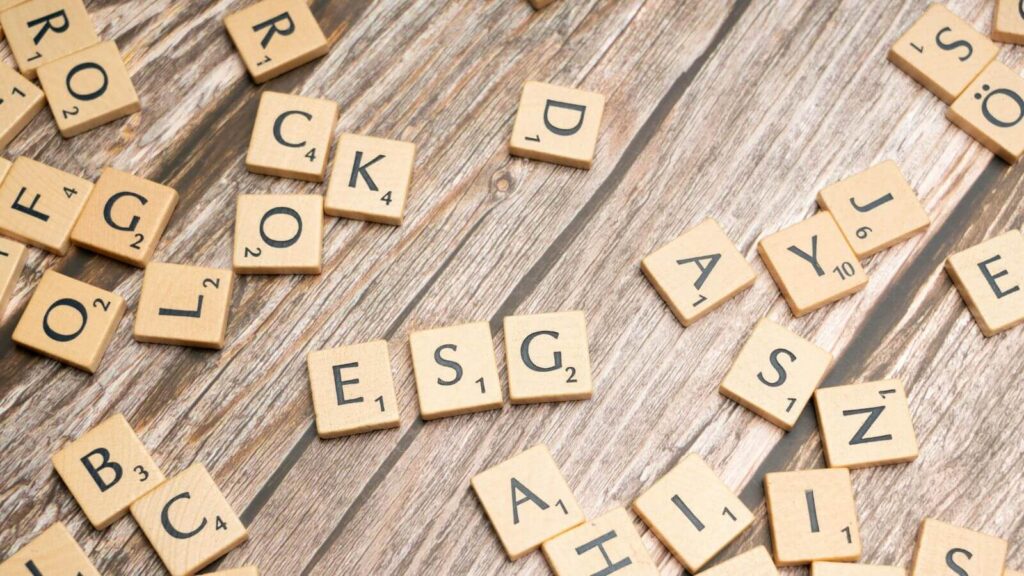 Peças com letras que formam a palavra ESG, conceito que faz parte da economia verde.