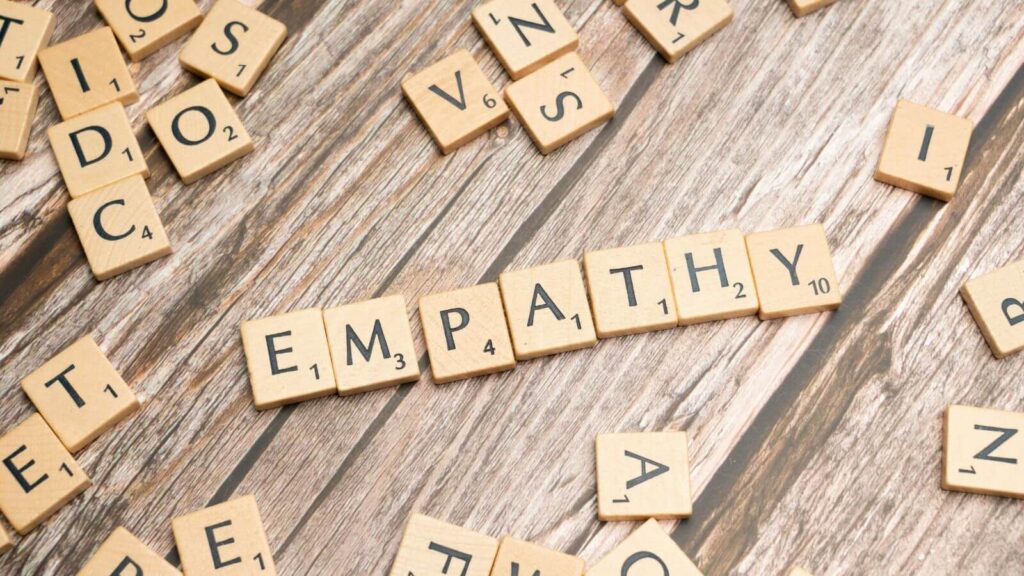 Peças com letras que formam a palavra empatia, um dos pilares da inteligência emocional.