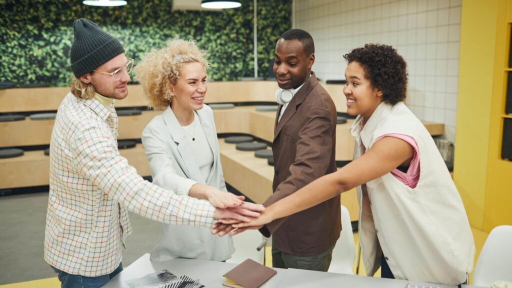 Equipe engajada que é reflexo de um líder com inteligência emocional.