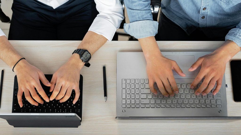Imagem de dois computadores para representar competências digitais.