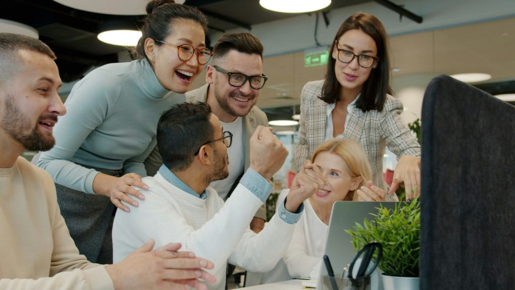 Imagem de um grupo de pessoas em uma reunião corporativa, demonstrando um ambiente com bem-estar coletivo.
